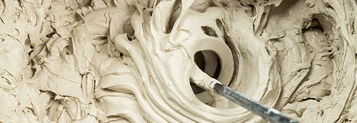 Mörtel wird mit einem Rührgerät verrührt